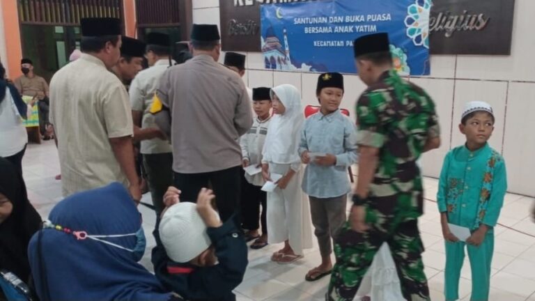 Forkopincam Pakal, Surabaya menyantuni anak yatim yang ada di Kecamatan Pakal.