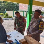 Personel dari TNI-Polri Kecamatan Sedati, Kabupaten Sidoarjo menjaga kelancaran Regsosek