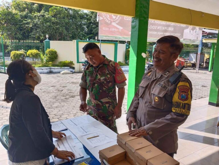 Personel dari TNI-Polri Kecamatan Sedati, Kabupaten Sidoarjo menjaga kelancaran Regsosek