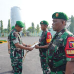Komandan Korem 084/BJ, Brigjen TNI Terry Tresna Purnama, berikan penghargaan pada 2 orang Babinsa Inspiratif