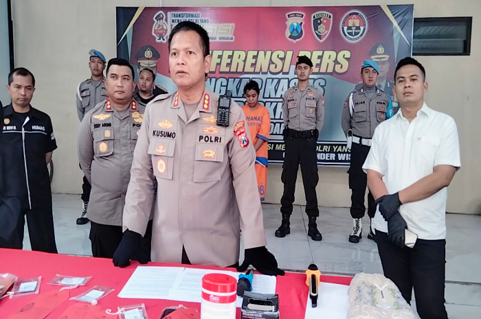 Pers rilis Kapolresta Sidoarjo bersama Kasatreskrim dalam kasus pencurian yang dilakukan oleh Asisten Rumah Tangga asal Malang 
