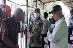 Dinkes Surabaya Percayakan Kualitas Jambanisasi Rumah Panggung Kepada DR. Koen Irianto