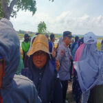 Warga Desa Gersik Putih, Kecamatan Gapura, Sumenep, mengusir paksa pekerja tambak garam yang di duga mereklamasi pantai.