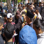 Formasa Sampang berunjukrasa menyampaiakan aspirasi tentang dana pinjaman ke kantor DPRD Sampang.