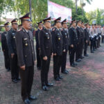 Anggota Polres Sumenep berbaris rapi ketika mengikuti upacara kebangkitan nasional yang ke 115.