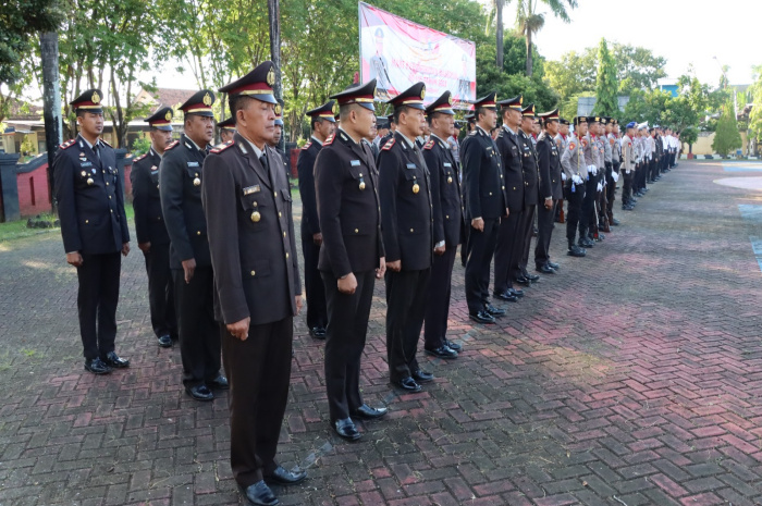 Anggota Polres Sumenep berbaris rapi ketika mengikuti upacara kebangkitan nasional yang ke 115.
