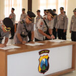 Tiga anggota Polres Sumenep menandatangani surat sertijab.