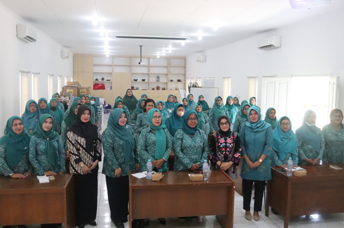 Ketua TP-PKK Kota Surabaya Rini Indriyani, bersama kader TP-PKK Kota Surabaya 