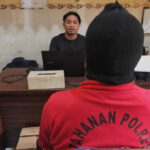 Ayah tiri tersangka pencabulan anak perempuan dibawah umur saat proses penyidikan di ruangan unit PPA Polres Sampang.