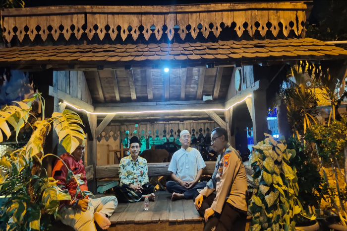 Cangkrukan Santai Kapolsek Tanggulangin Bersama Pengasuh Pondok Manbaul Hikam