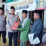 Kapolresta Sidoarjo berikan bantuan Al-Qur'an dalam gelar Jum'at Curhat di Masjid Jami Al Hasan, Dusun Masangan RT 02 RW 01 Masangan Kulon, Kabupaten Sidoarjo