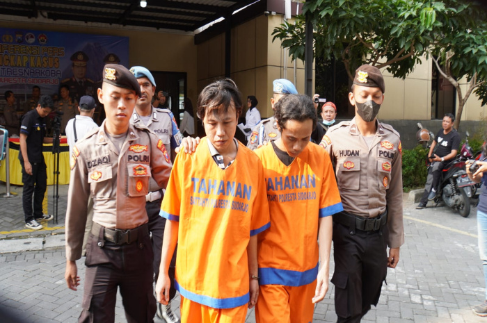 Kedua tersangka MM, (35) dan SA, (31) dalam kasus penyalagunaan narkotika jenis sabu dan ganja di wilayah Balongbendo, Sidoarjo 