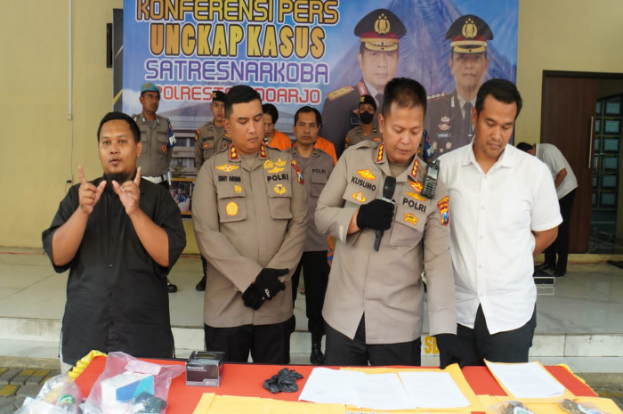 Kapolresta Sidoarjo Kombes Pol Kusumo Wahyu Bintoro SH SIK,saat memimpin pers rilis, didampingi Wakapolresta Sidoarjo AKBP Deni Agung dan Kasat Narkoba Polresta Sidoarjo Kompol Rudy Prabowo