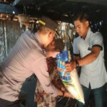 Kapolsek Larangan, Pamekasan, ketika memberikan bantuan sembako pada warga yang kurang mampu di Dusun Sekola'an, Desa Duko.