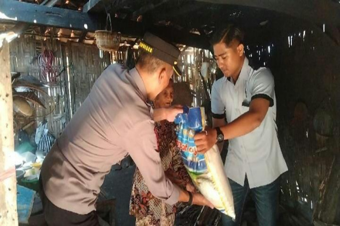 Kapolsek Larangan, Pamekasan, ketika memberikan bantuan sembako pada warga yang kurang mampu di Dusun Sekola'an, Desa Duko.