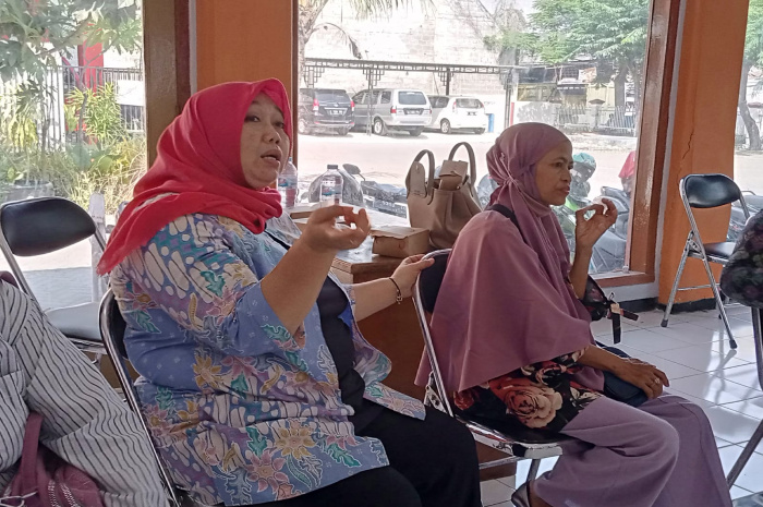 Peserta pelatihan KAP dari Pensosmas Kota Surabaya yang menanyakan terkait teknik komunikasi yang baik
