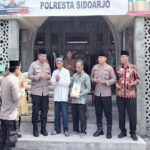Kapolresta Sidoarjo Kombespol Kusumo Wahyu Bintoro menyerahkan bantuan semen dan Al Qur'an pada takmir Masjid Miftakhul Jannah Wedoroklurak