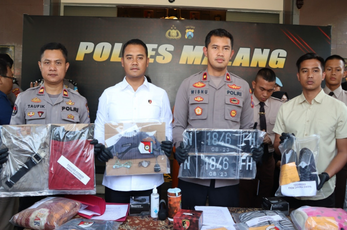 Wakapolres Malang menunjukkan barang bukti tindak kejahatan pembunuhan driver Go Car