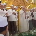 Bupati Sampang H. Slamet Junaidi berdiri dengan sejumlah habaib dan kiyai ketika sholawatan bersama majelis dzikir Al Khidmah di Pendopo Bupati Sampang Jl Wijaya Kusuma pada Minggu (11/06/23).