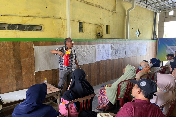 DR. Koen Irianto Uripan memberikan penjelasan tentang jamban sehat kepada warga Desa Kureksari Sidoarjo.