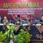 Ketua dan anggota komisioner KPU Sampang ketika menyampaikan dan menetapkan DPT Pemilu 2024 di Aula Hotel Camplong, pada Rabu (21/06/23).