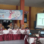 DR. Koen Irianto Uripan menjelaskan tentang jamban sehat dalam acara Cegah Stunting di Kelurahan Kepuh Kiriman, Waru, Sidoarjo