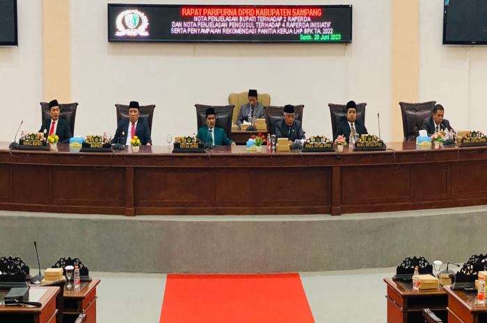 DPRD Sampang Gelar Rapat Paripurna Tentang Nota Penjelasan dan Usulan Raperda, serta Penyampaian Rekomendasi Panja LHP BPK