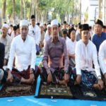 Bupati Sampang bersama Wabup Sampang duduk bersila sambil menunggu pelaksanaan sholat ied Idul Adha.