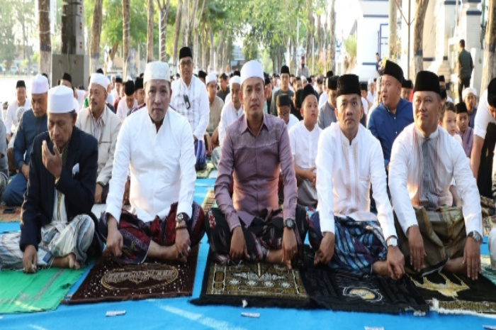 Bupati Sampang bersama Wabup Sampang duduk bersila sambil menunggu pelaksanaan sholat ied Idul Adha.