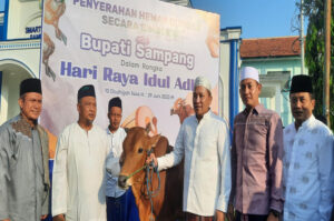 Bupati Sampang bersama Wabup menyerahkan hewan qurban secara simbolis pada lembaga keagamaan.