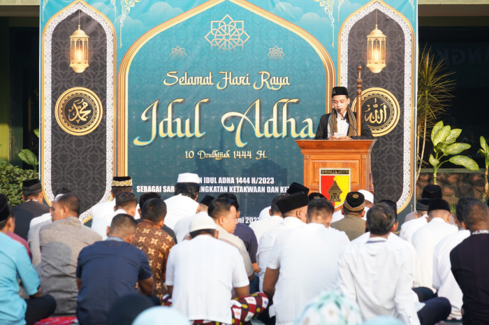 Danrem 084/BJ Sholat Idul Adha bersama prajurit, PNS dan keluarga serta masyarakat di lapangan apel Makorem Jl. A. Yani No. 1 Surabaya