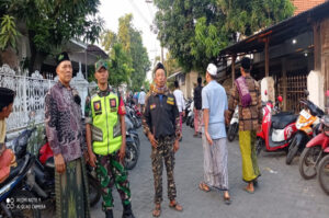Babinsa Koramil 0816/18 Sedati Melaksanakan Pengamanan Sholat Idul Adha di Wilayah Binaan