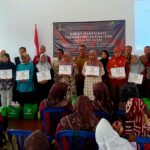 Sepuluh KPM PKH Kabupaten Blitar Terima Penghargaan