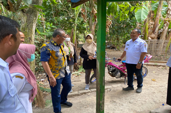 Doktor dan tim WC KOEn blusukan ke Dusun Taragan, Desa Prunggahan Wetan, Kecamatan Semanding, Kabupaten Tuban untuk memberikan bantuan pembangunan 4 jamban sehat