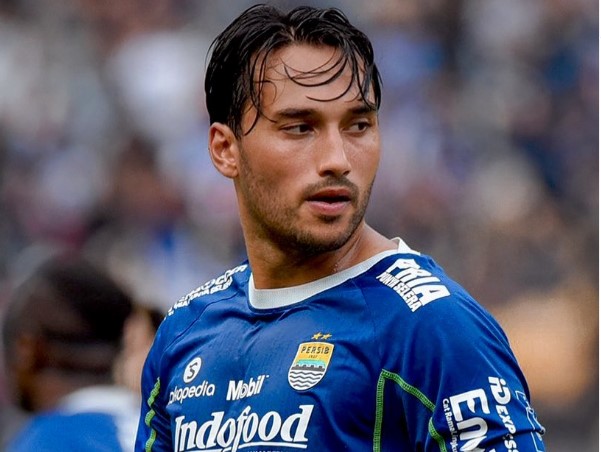 Melalui kaki Ezra Walian Persib berhasil menyamakan kedudukan dari Dewa United dalam lanjutan pekan ketiga Liga 1 2023/2024.