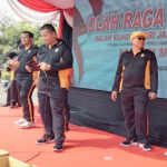 Kombespol Kusumo Wahyu Bintoro bersama Wakapolresta Sidoarjo AKBP Deny Agung Andriana Dalam Kegiatan Olahraga Bersama dalam memperingati HKGB ke-71 dan HUT Polwan ke-75 di Mapolresta Sidoarjo.