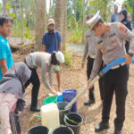 Kasatlantas Polres Sumenep beserta jajaran membagikan langsung air bersih pada warga yang mengalami kesulitan air bersih.