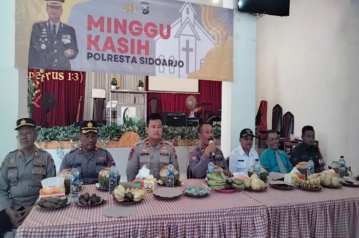 Kasat Binmas, Kompol Sumaryadi bersama Kasatpolair, Kompol Ludwi, Kapolsek Balongbendo, Kompol Hasim Ashari, Kepala Desa Bogem Pinggir, Sutikno,Pendeta Gereja GPdI, Amos Wahono Pada Kegiatan Minggu Kasih di Gereja GPdI Moria