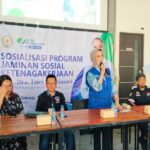 Anggota DPR RI Komisi lX dari Partai Demokrat Dra. Lucy Kurniasaria, BP Jamsostek dan Ketua Presidium Frontal, Achmad Tito dalam sosialisasi BPJS-TK