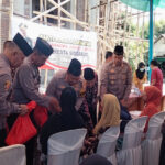 Kapolresta Sidoarjo Kombespol Kusumo Wahyu Bintoro memberikan bingkisan sembako kepada warga Desa Gampang, Prambon, Sidoarjo.