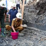 Bupati Madiun Ahmad Dawami melakukan peletakan batu pertama pembangunan Gapura Batas Kota Caruban.