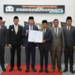 Bupati Sampang H. Slamet Junaidi foto bersama dengan Pimpinan DPRD Sampang usai paripurna PPAS.