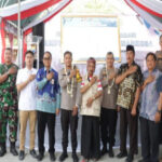 Kapolres Sampang bersama tokoh Masyarakat Kecamatan Pangarengan ketika Deklarasi Kampung bebas Narkoba di Desa Pacangga'an, Pangarengan, Sampang.