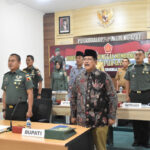Rakornis virtual diikuti Kepala Staf Korem 084/BJ Kolonel Inf Budhi Utomo, Kasiter Kasrem 084/BJ, Kolonel Arh. Syafa' Susanto, Dandim 0829/Bangkalan Letkol Kav. Taufik Dwinova, serta Pj. Bupati Bangkalan Drs Mohni bersama Ketua DPRD Bangkalan, Effendi, dan Kepala Bapeda Bangkalan, Eko Setiawan.