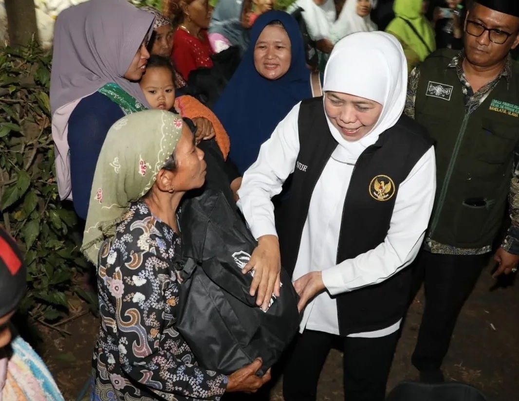 Gubernur Jawa Timur, Khofifah Indar Parawansa salurkan bantuan air bersih