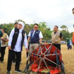 Gubernur Jawa Timur, Khofifah Indar Parawansa turutserta meninjau proses bom air atau water bombing melalui udara.