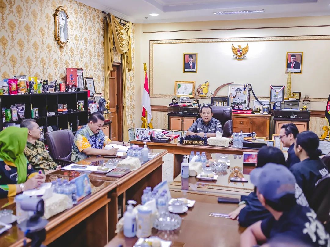 Bupati Jember, Hendy Siswanto saat audiensi bersama tim penyelenggara event Pesta Rakyat