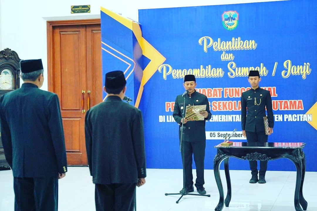 Bupati Pacitan, Indrata Nur Bayuaji melantik dan mengambil sumpah jabatan kepada dua Pejabat Fungsional Pengawas Sekolah Ahli Utama, Selasa 5 September 2023.