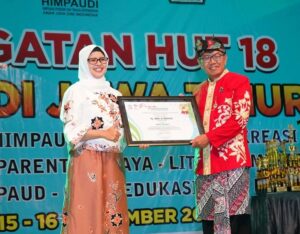 Bupati Blitar Terima Penghargaan dari Himpaudi Jawa Timur