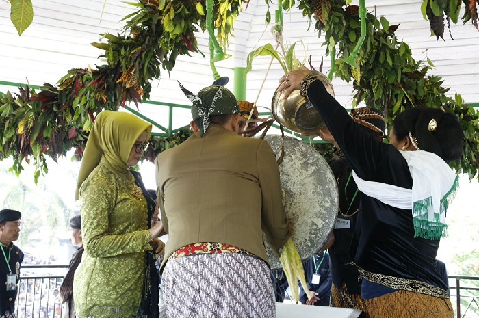 Siraman Pusaka Gong Kyai Pradah adalah upacara khas tradisi yang hanya ada di Bumi Lodoyo Kabupaten Blitar.